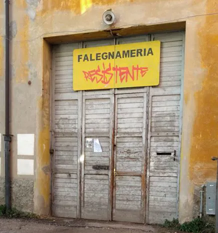 La Falegnameria Resistente opera da più di quarant'anni sul territorio veronese producendo mobili e arredi su misura e dedicandosi a restauro d’antiquariato, tornitura e verniciatura.